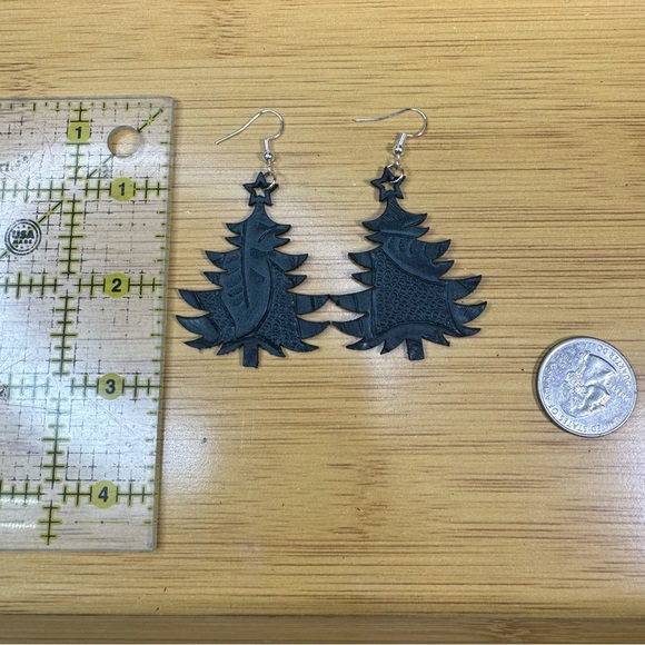 Fancy Christmas Tree Earrings embossed green leather hand crafted - Picture 5 of 6